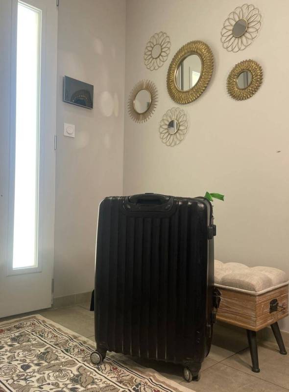 valise de voyage avec des punaises de lit d'un airbnb à Lyon