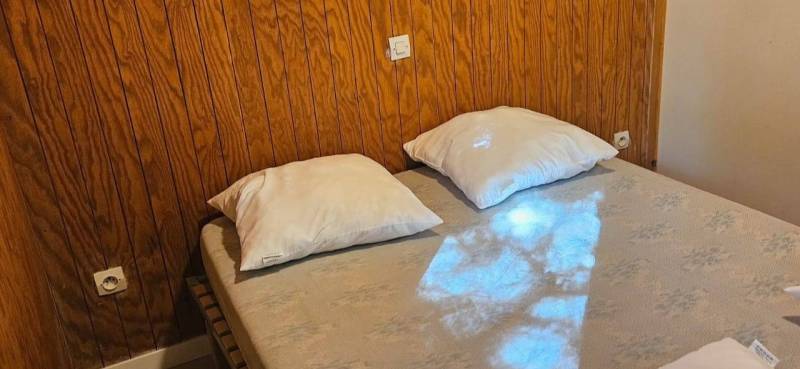 Prévention dans une chambre d'hôtel pour rassurer les clients avec du lambris